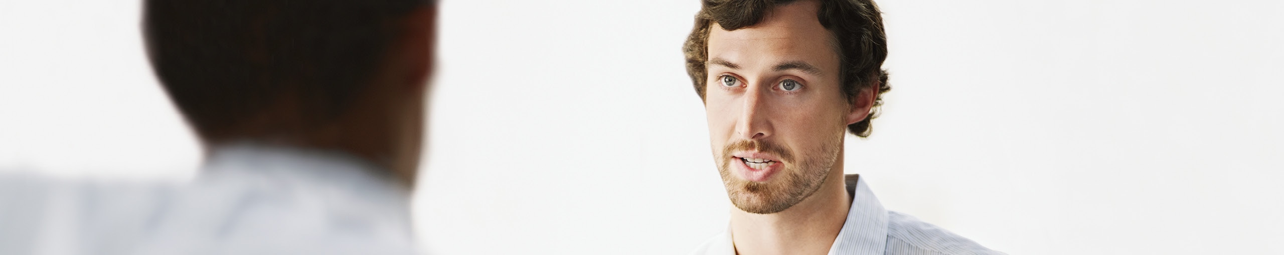 Un joven empleado hablando con confianza.