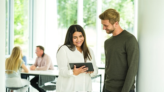 Zwei Menschen in einem Bürogebäude