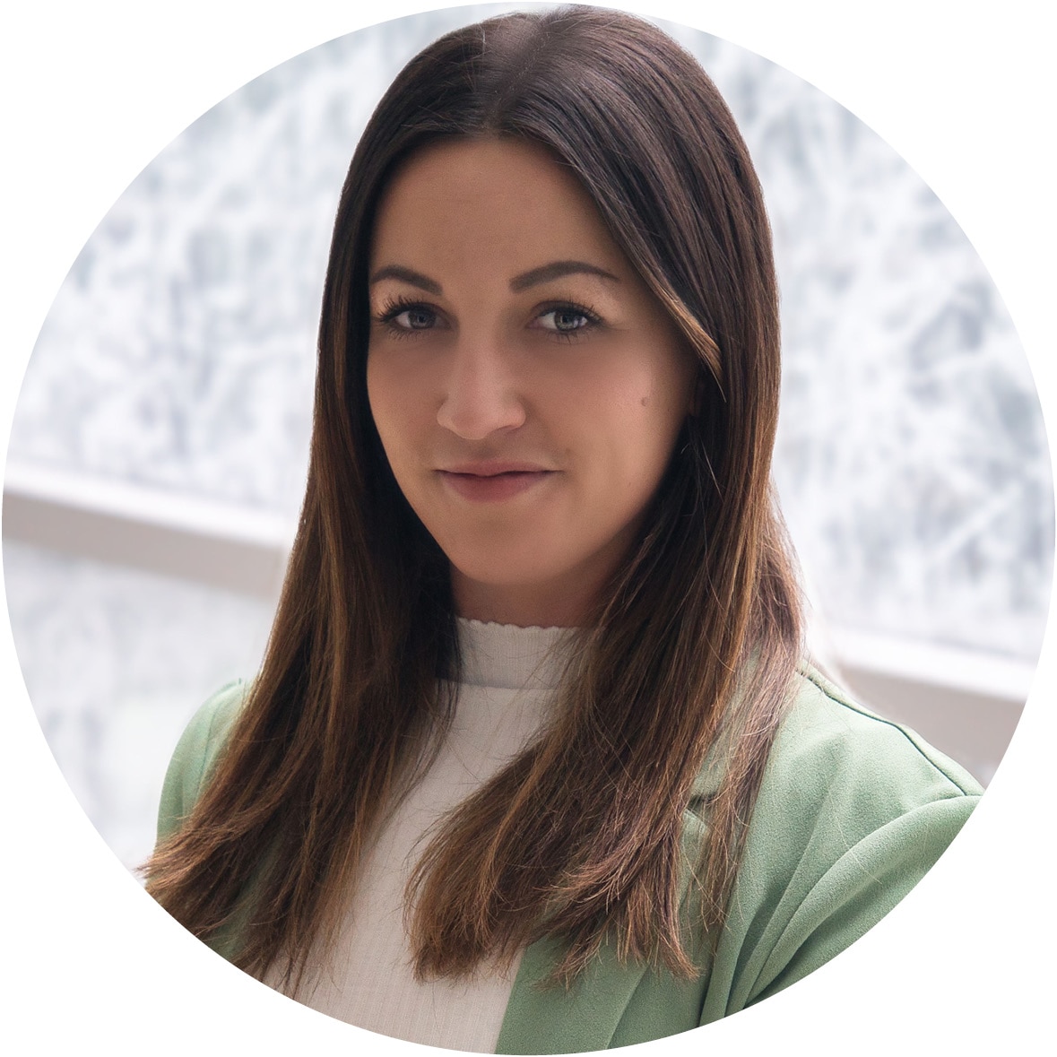 Frau vor einem weißen Hintergrund