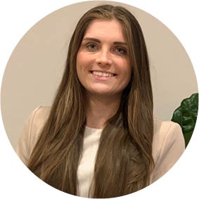 Frau vor grauem Hintergrund 