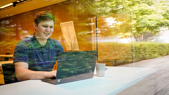 Mann an seinem Laptop