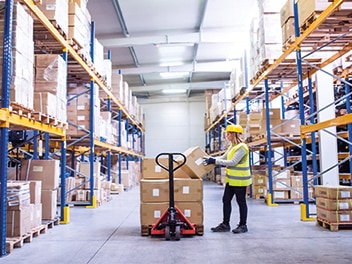 Im Lager arbeitende Mitarbeiterin