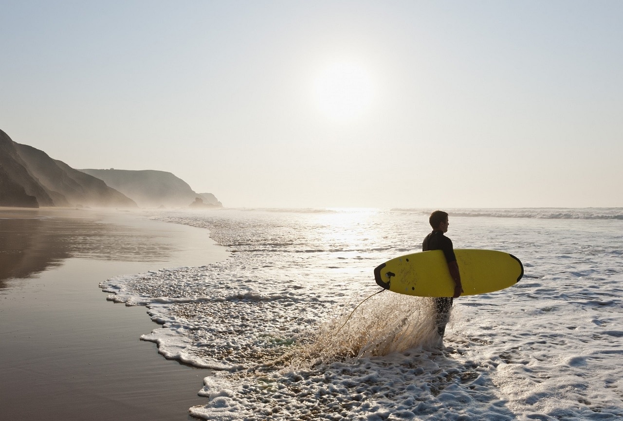 hombre con una tabla de surf