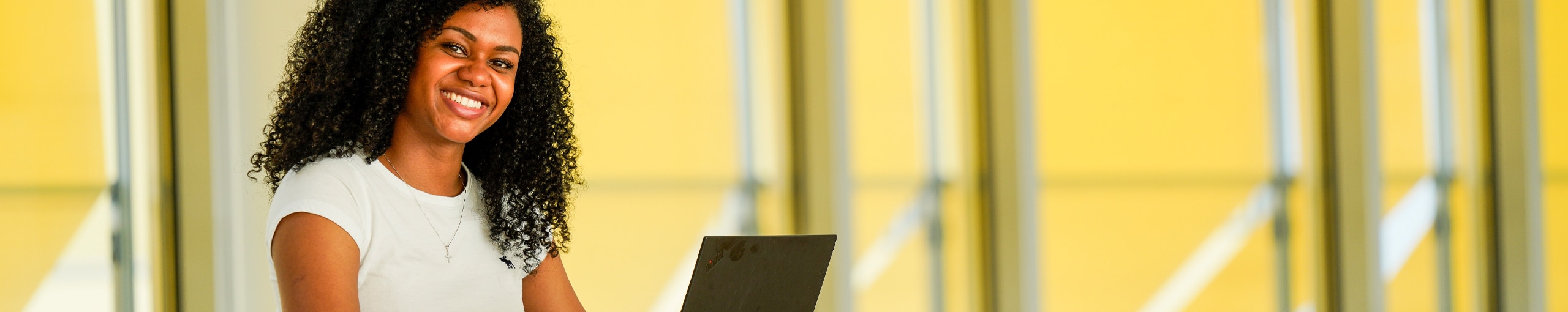 Lächelnde Allianz MItarbeiterin sieht in die Kamera