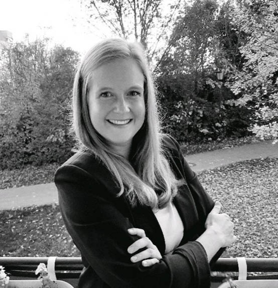 Frau steht vor Bäumen