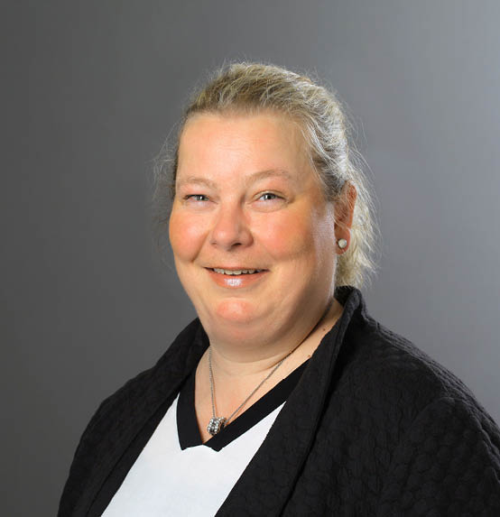 Lächelnde Mitarbeiterin