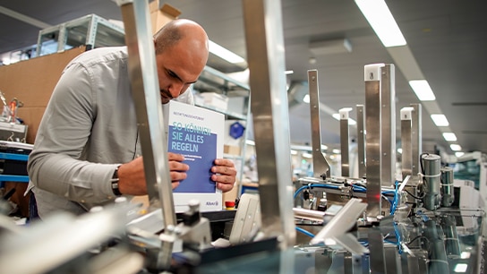 Auszubildender während der Arbeit im Druckzentrum