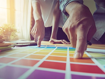 Zwei Finger die auf verschiende Farben zeigen
