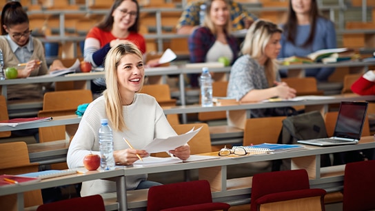 Lächelnde Studentin in der Uni
