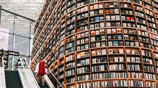A large library filled with bookshelves 
