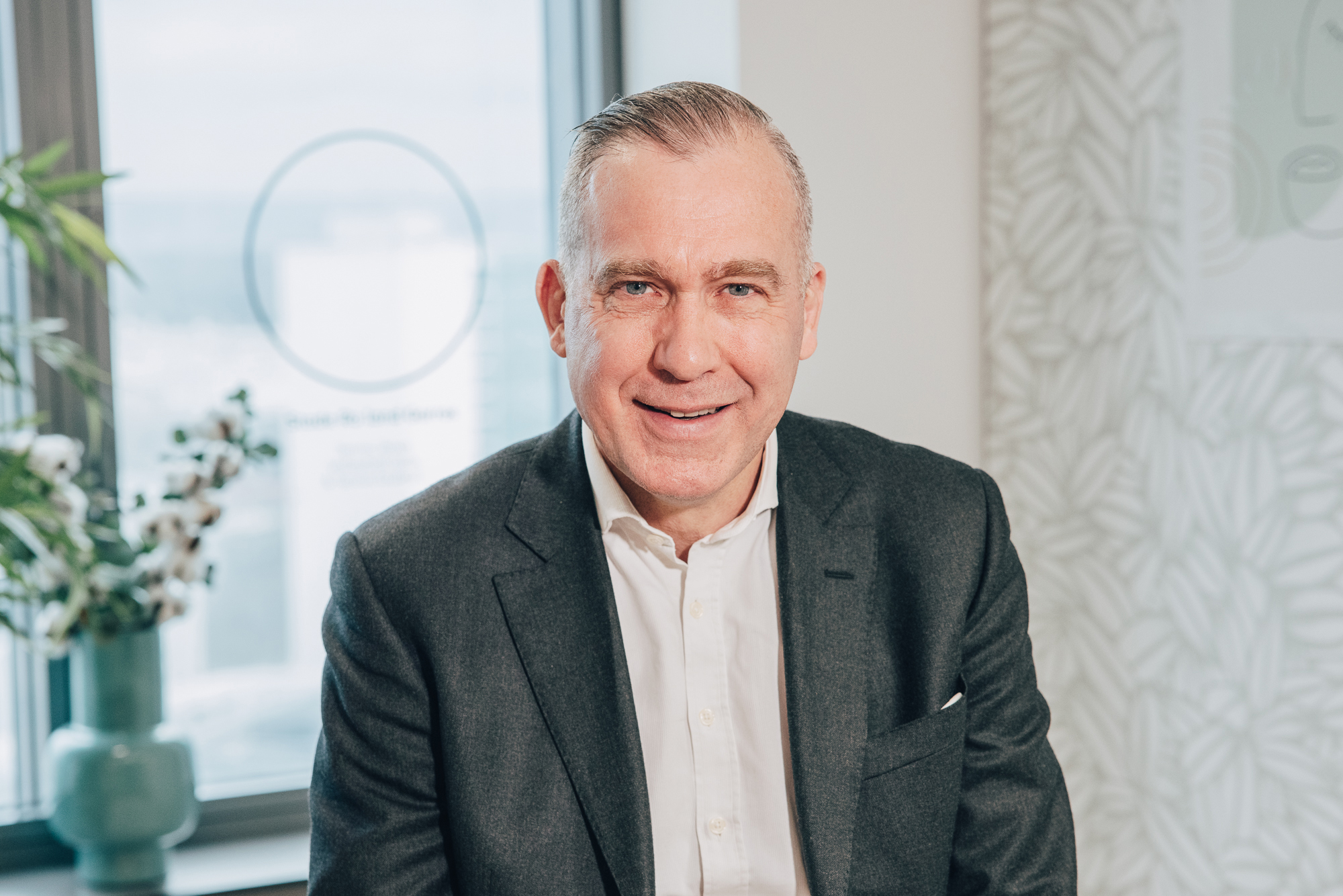 Allianz France Employee in suit smiling at the camera