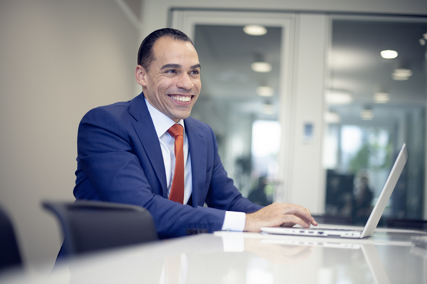 AZAT_Man-Laptop_orig