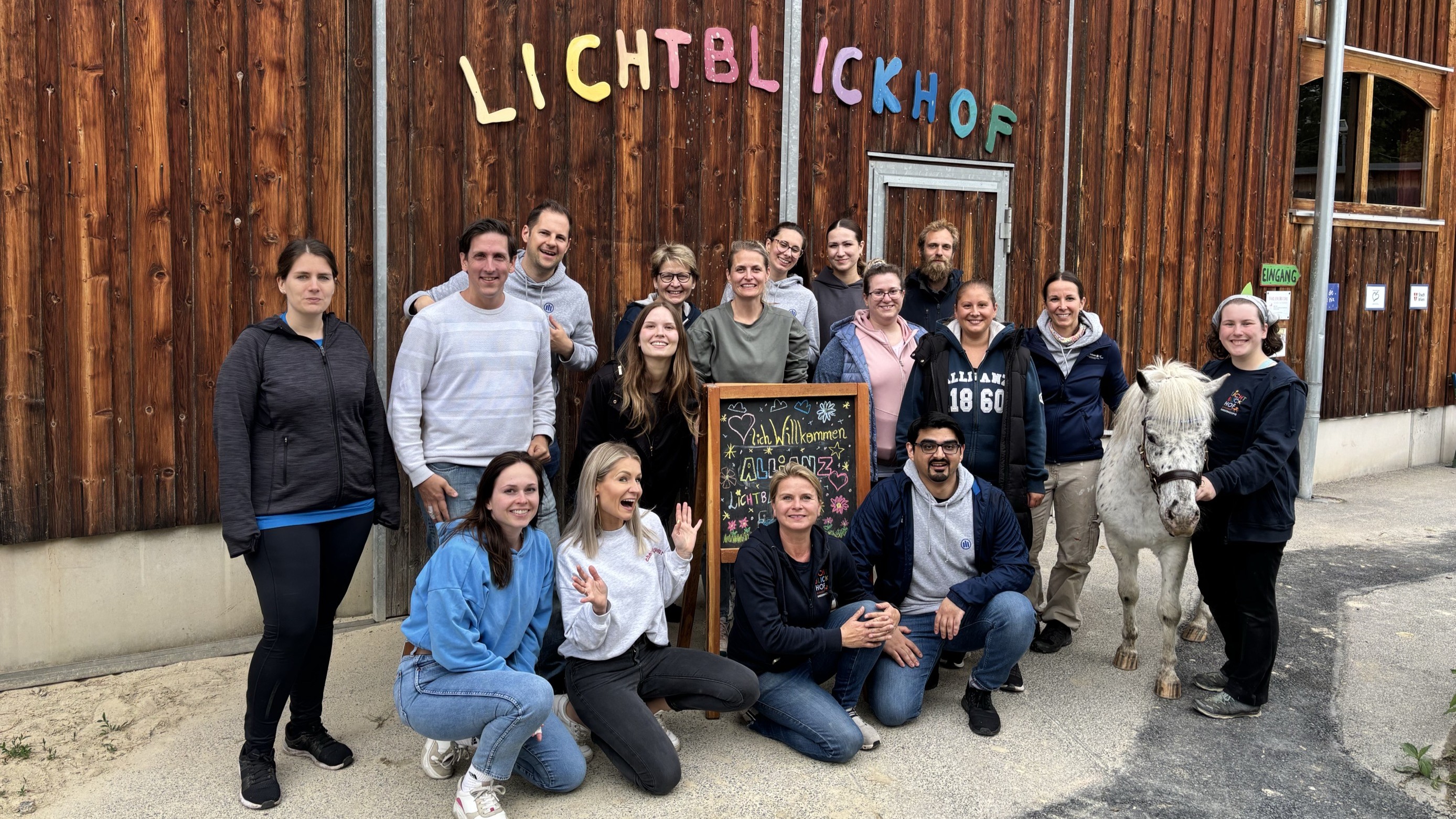 Group of people with pony in front of Lichtblickhof