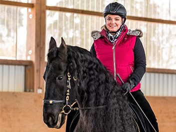 Vrouw zit op paard