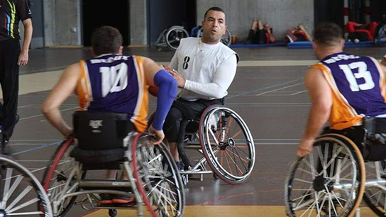 Rolstoelgebruikers spelen een bal