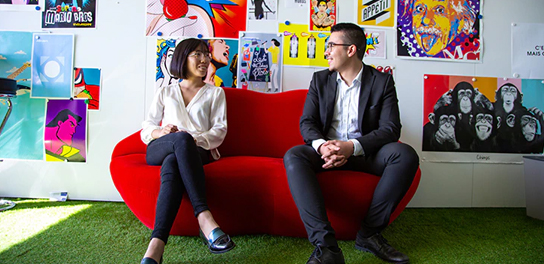 Deux collègues engagés dans une conversation joyeuse