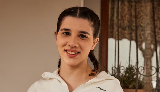 Vrouw glimlacht