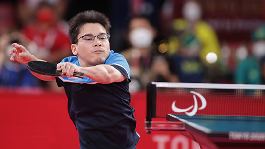 De mens speelt tafeltennis