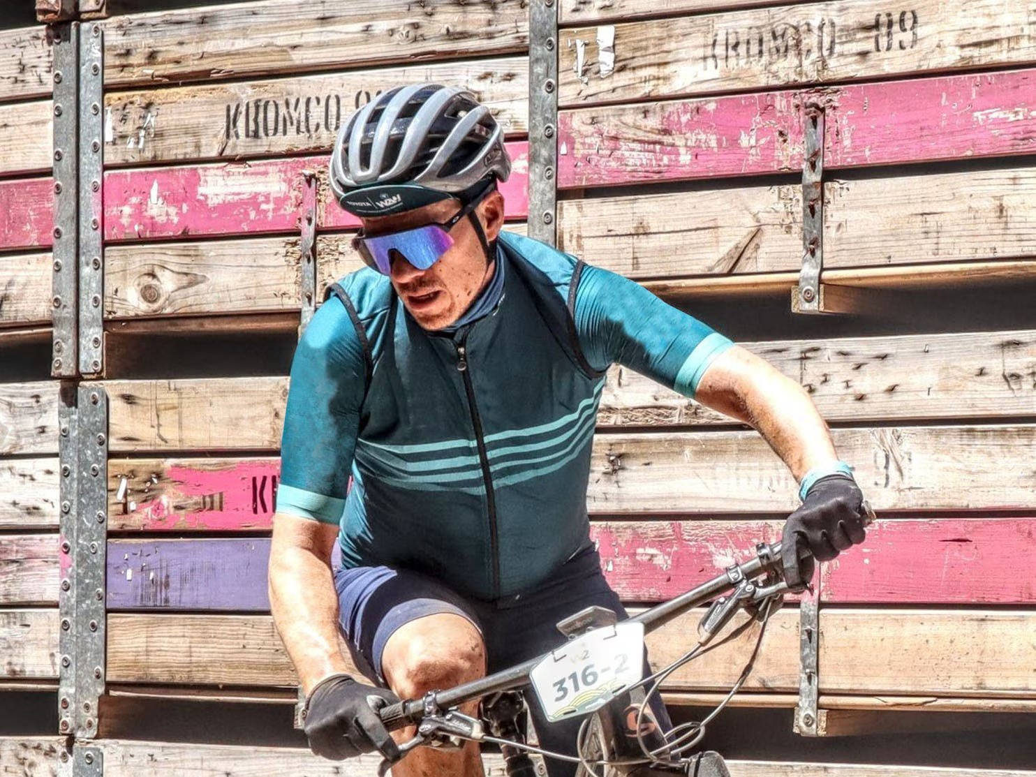 De mens zit op de fiets