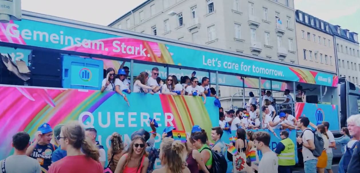 Viele Menschen vor einem Allianz Truck beim CSD 2023 München Pride