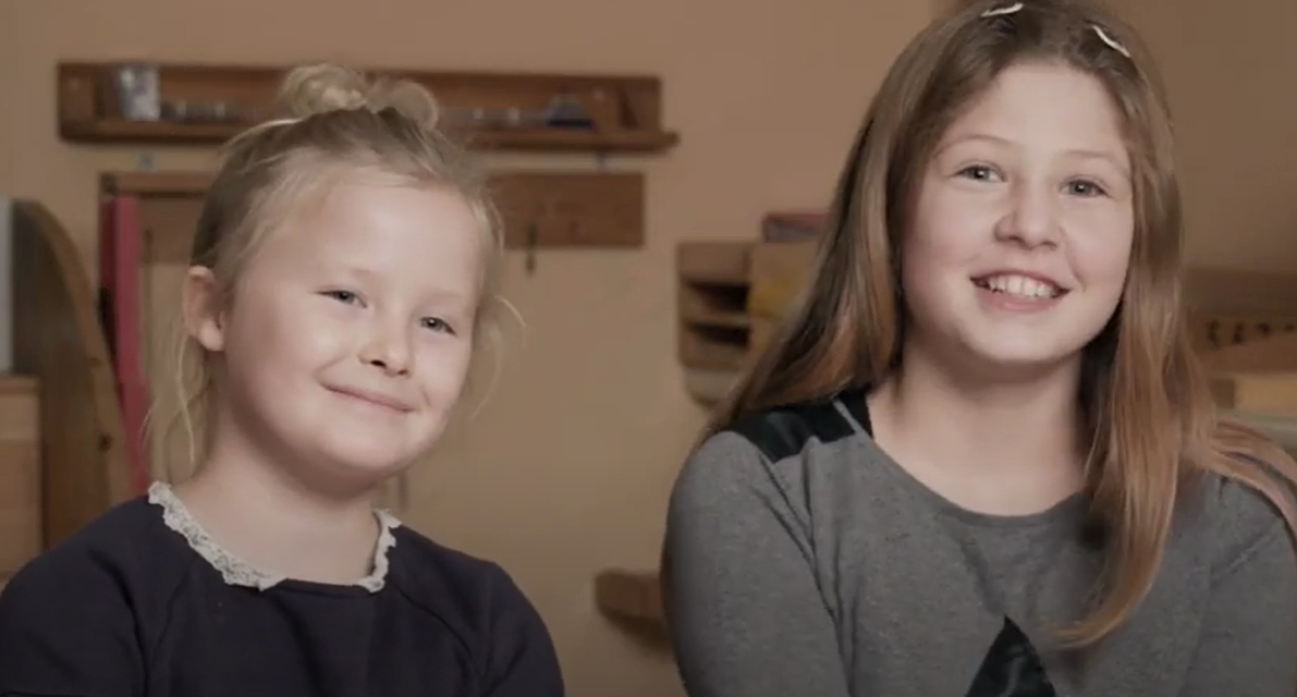 Zwei Kinder nebeneinander am lächeln
