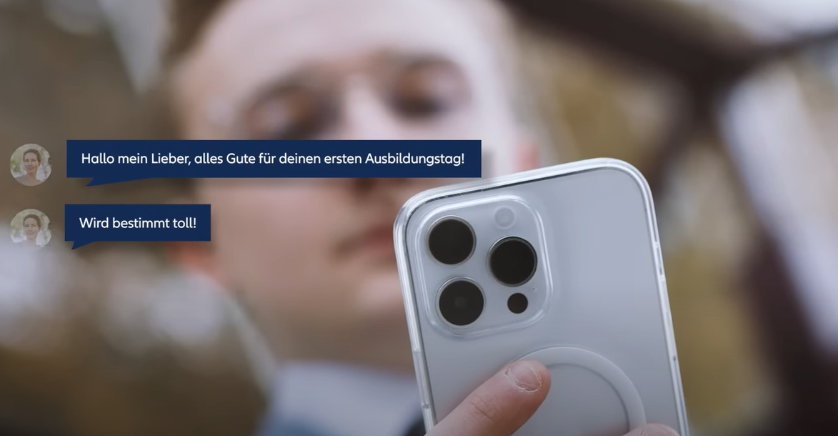 Mann mit iPhone in der Hand 