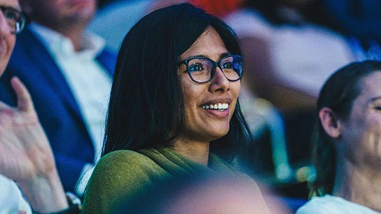 La donna tra il pubblico sorride