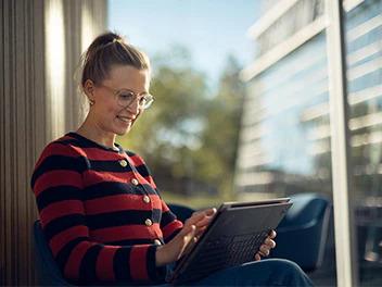 Jeune femme assise avec une tablette