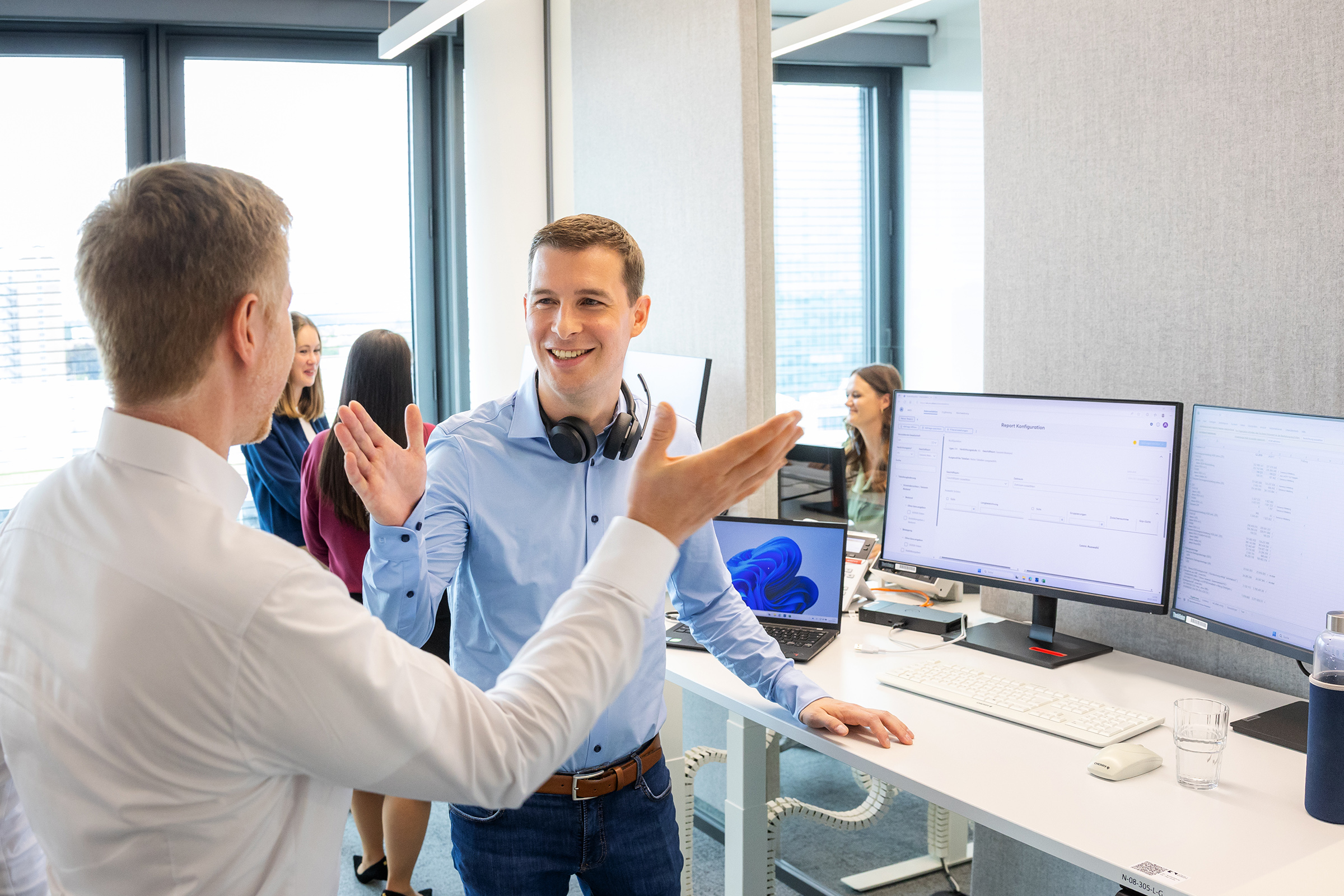 Begrüßung zwei Allianz Kollegen im Büro