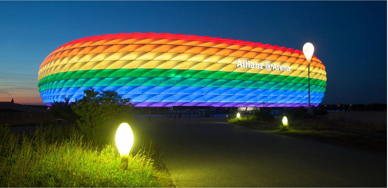 A Allianz Arena se ilumina em diversas cores