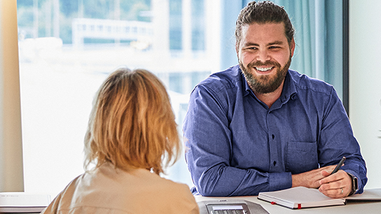 two Allianz Switzerland Colleagues in a meeting sitting at a table