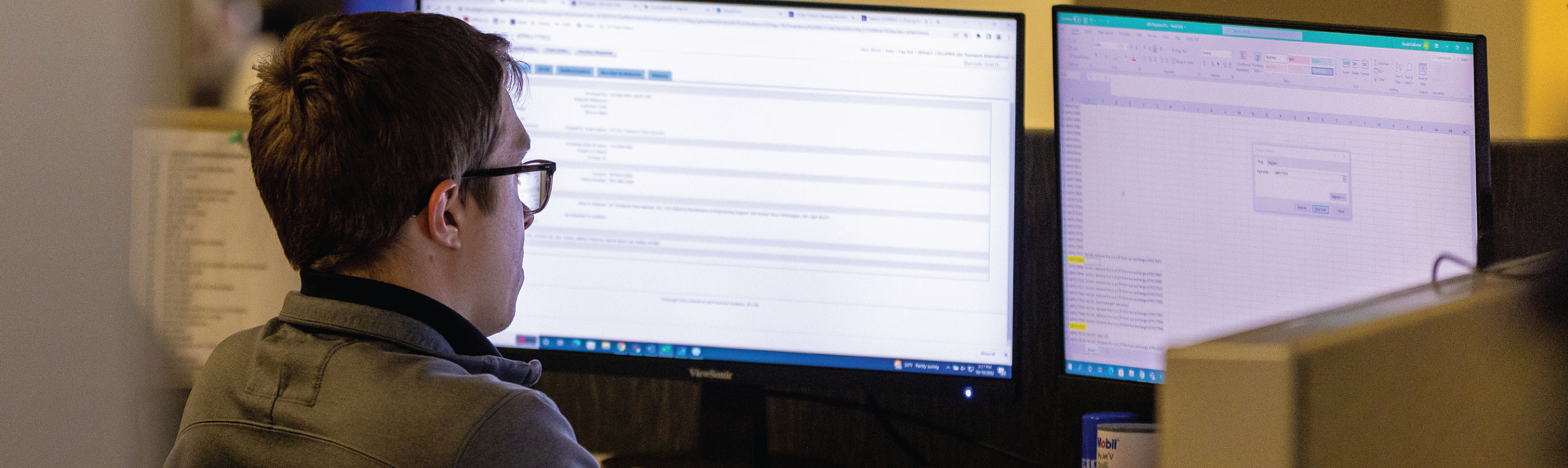 Phenom-Header-worker-at-desk