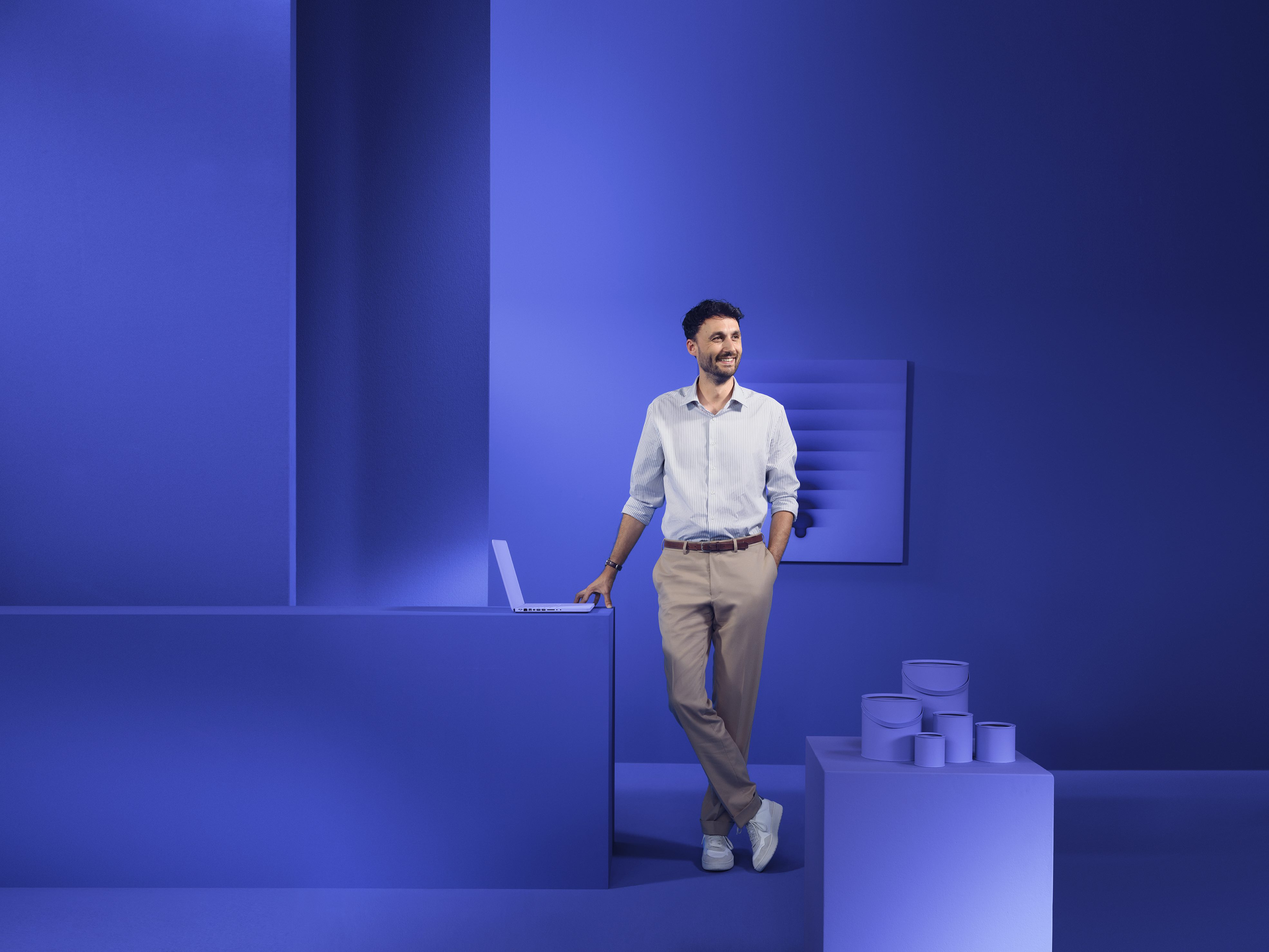 EVP_Sales_Stores_03_Ultramarine_JordydenHollander_RGB