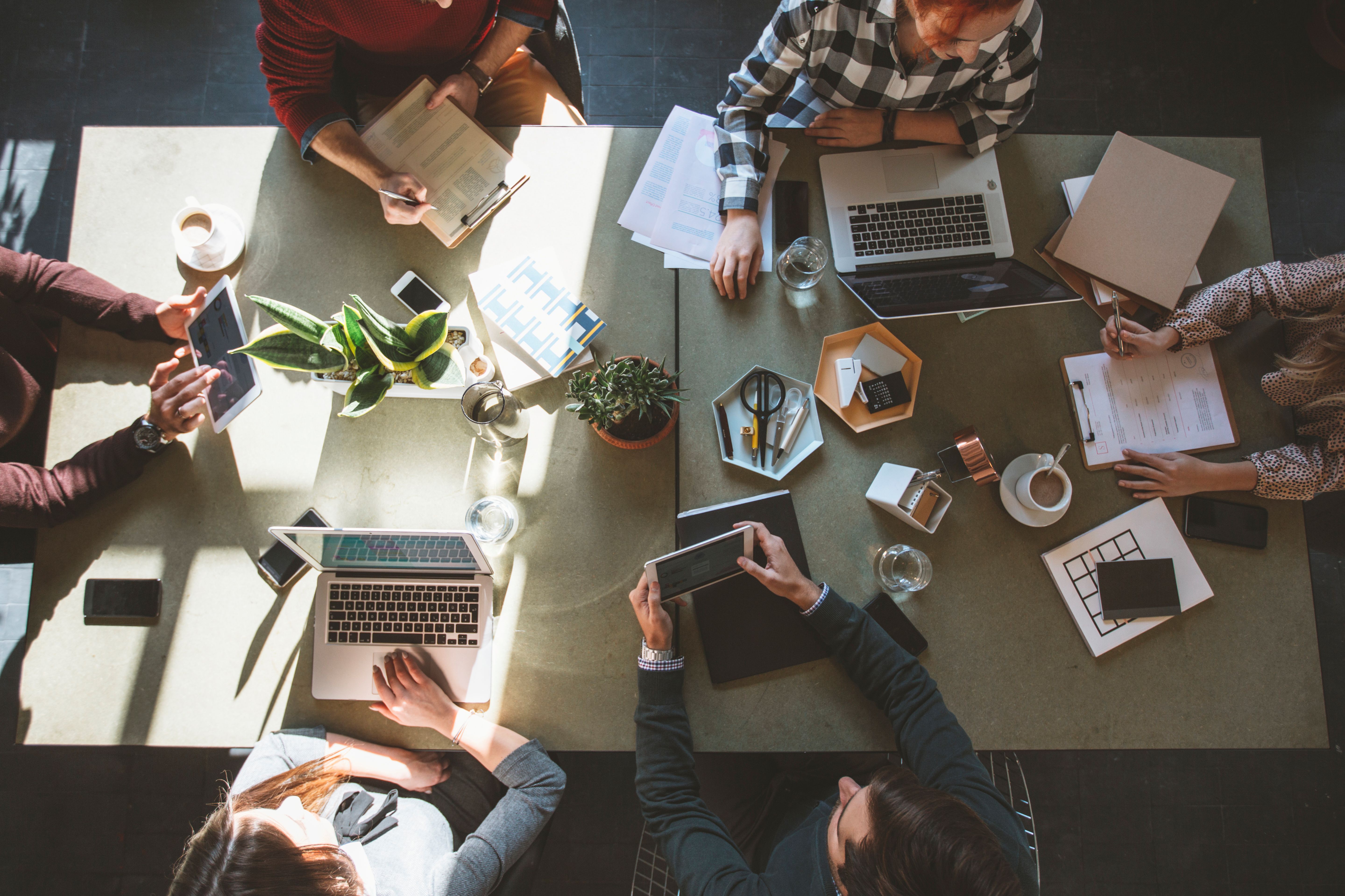 Peoplesittingatmeetingtablefromabove