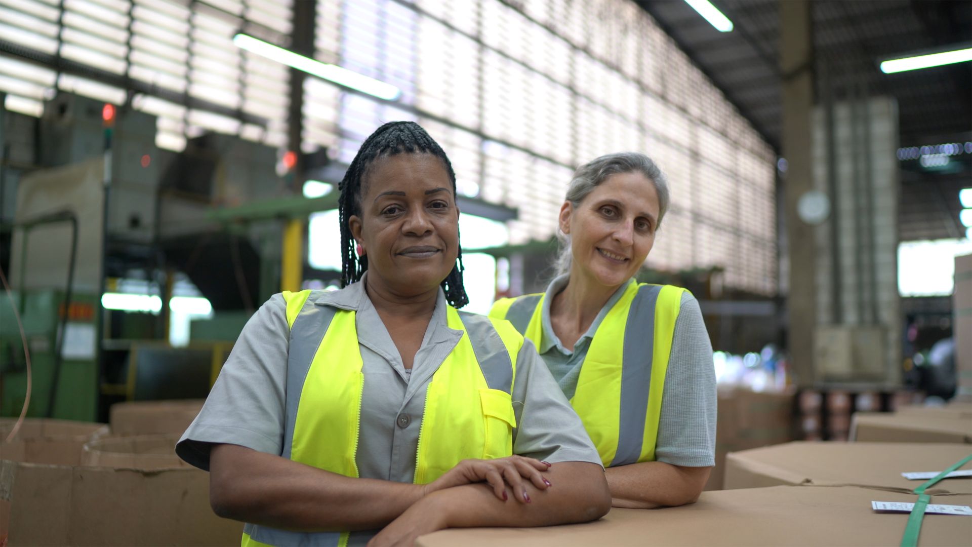 Twowomenworkinginwarehouse1920px