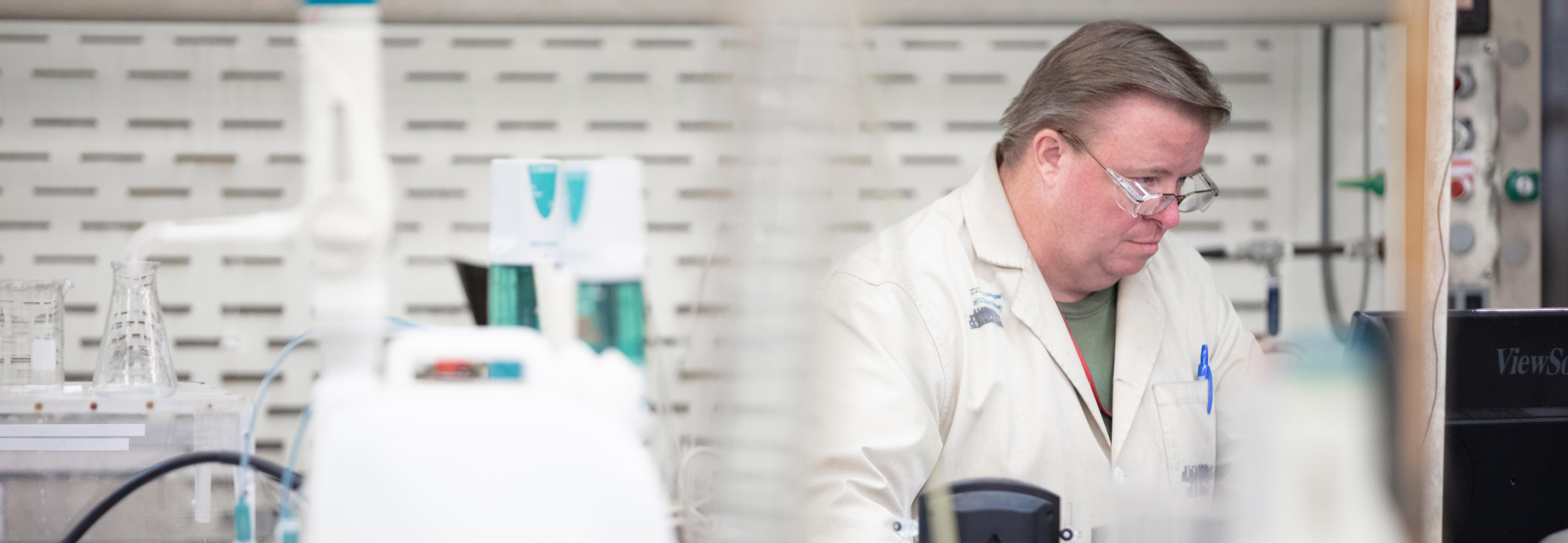 chemical engineer works in an OSI lab.