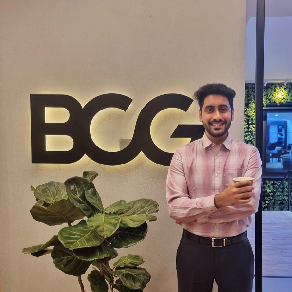 1759301686543_Professionalphoto1-1720521837007