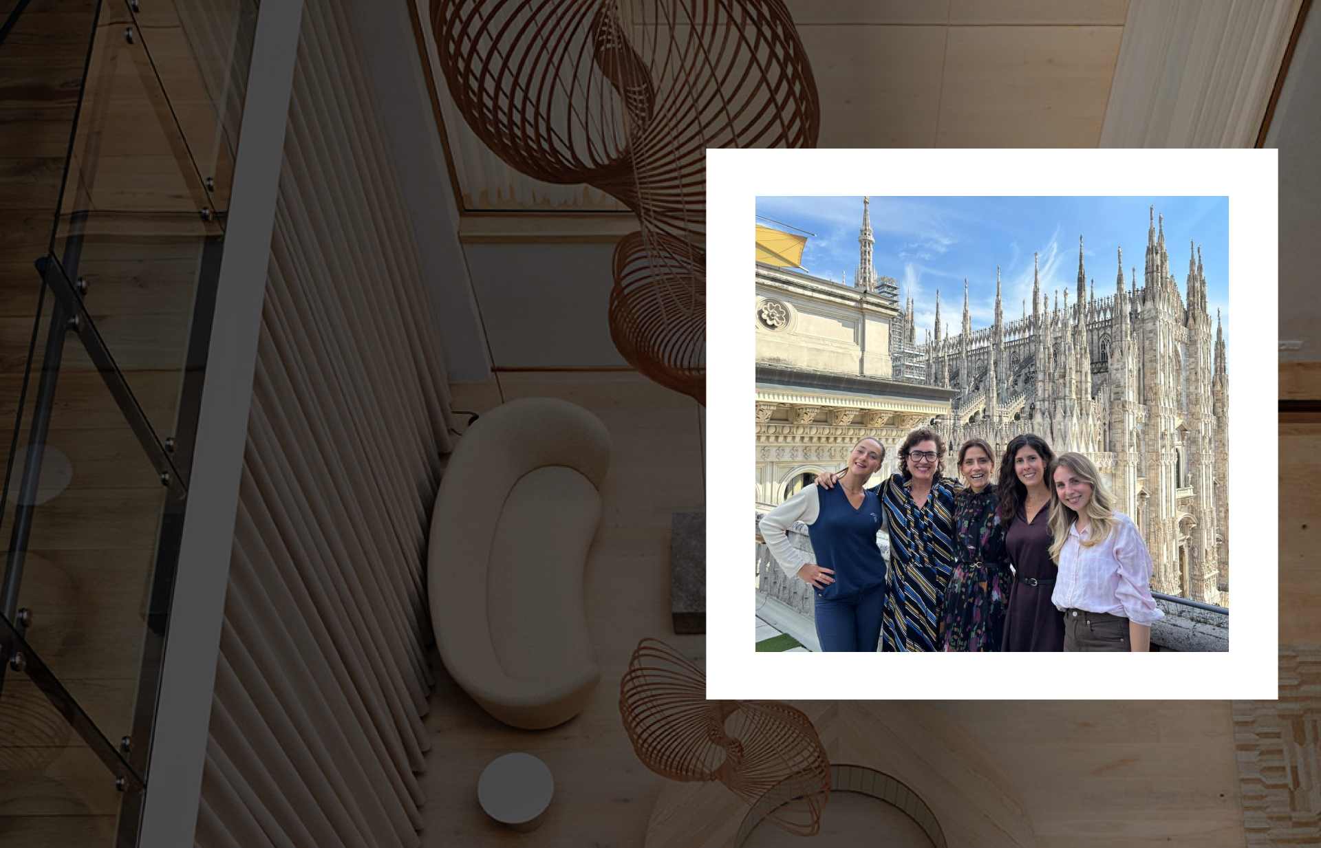Cinque donne in posa sorridente su una terrazza, con il Duomo di Milano alle spalle. La foto rappresenta il team Horizon@BCG riunito in un momento informale e conviviale.