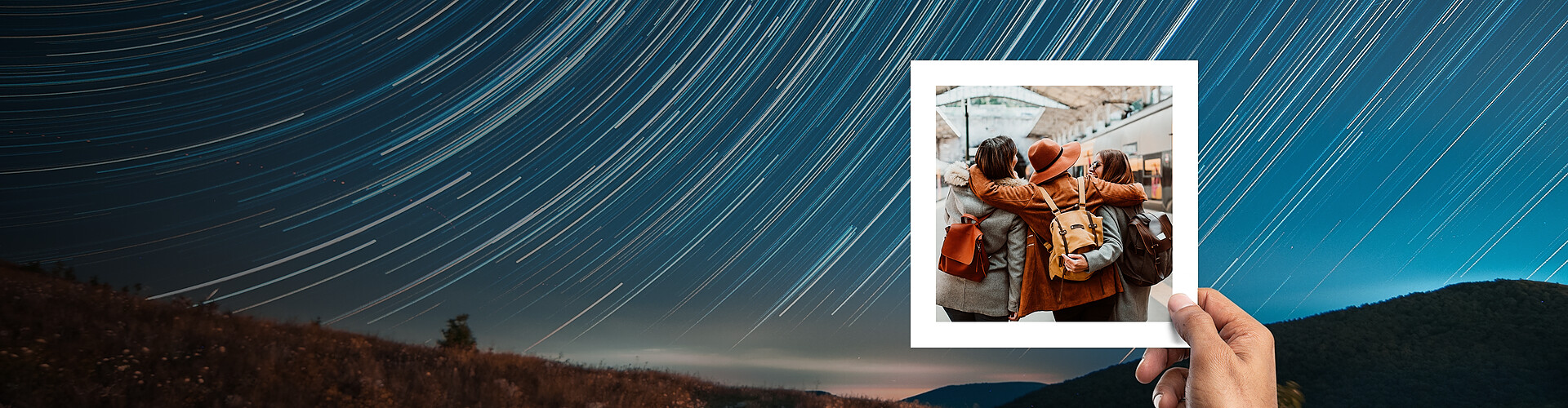 Mano che tiene una foto di tre studenti abbracciati di spalle, sovrapposta a un cielo notturno con scie luminose di stelle; testo “Horizon@BCG – Ogni futuro inizia da un’opportunità”