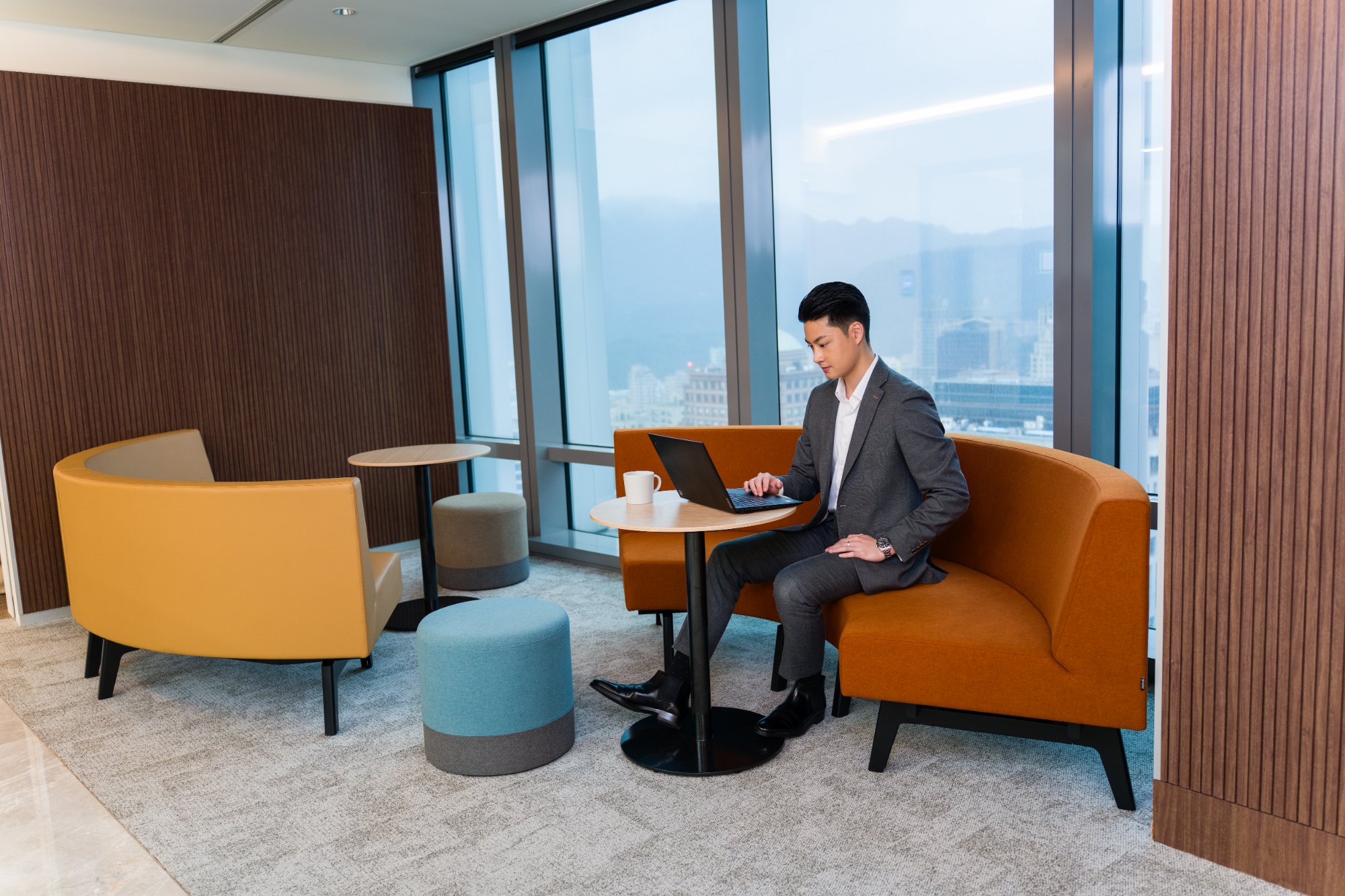 bcger_lounge_laptop_00311