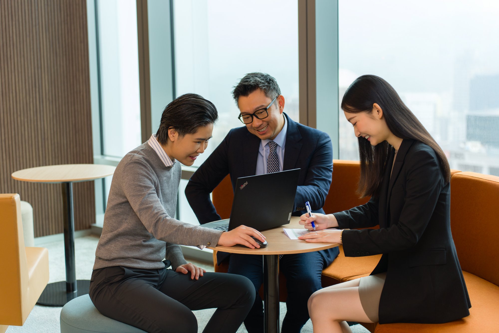 bcger_office_group_laptop_00111