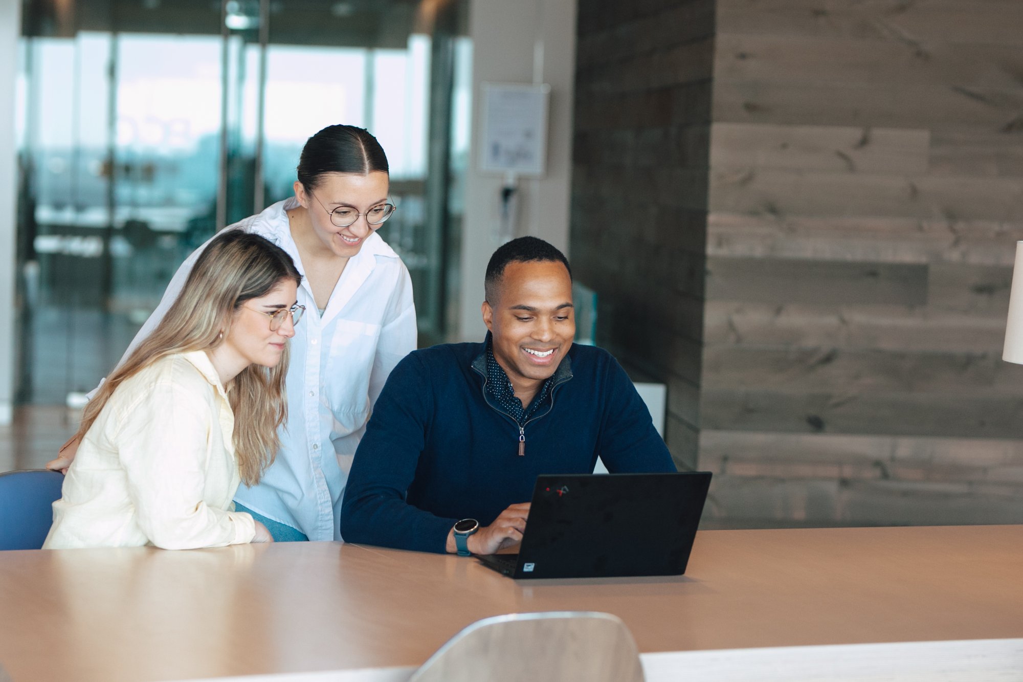 bcger_office_group_laptop_011