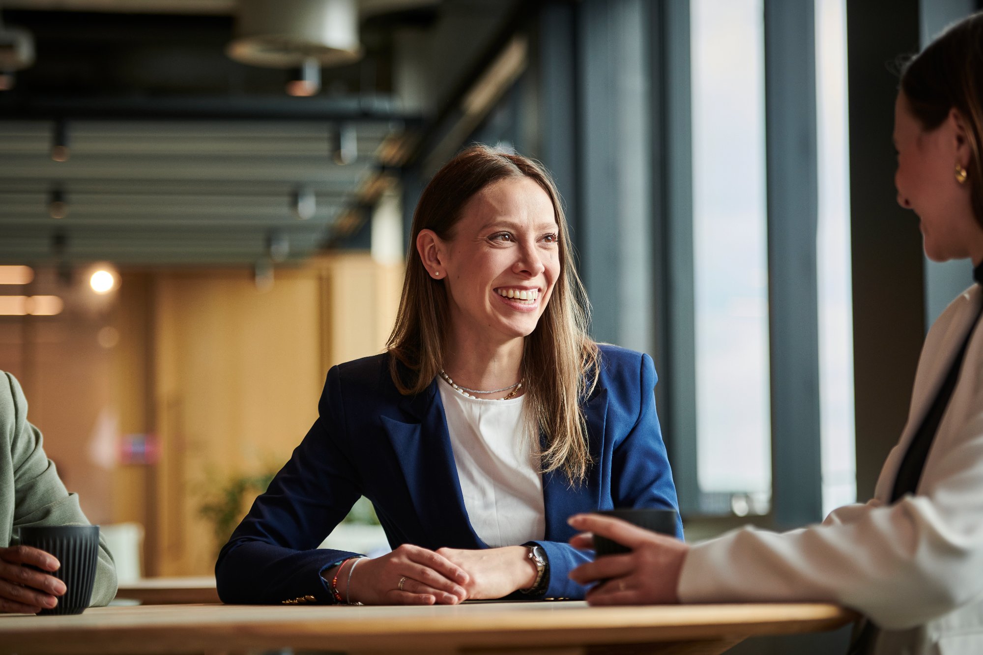 bcger_office_women_coffee_002