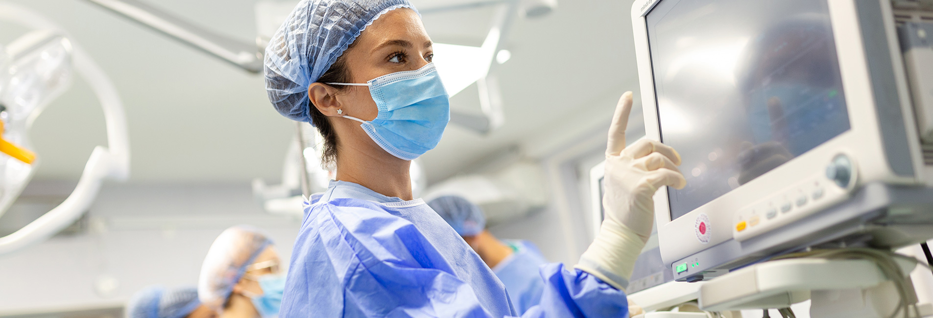 nurse-with-monitor