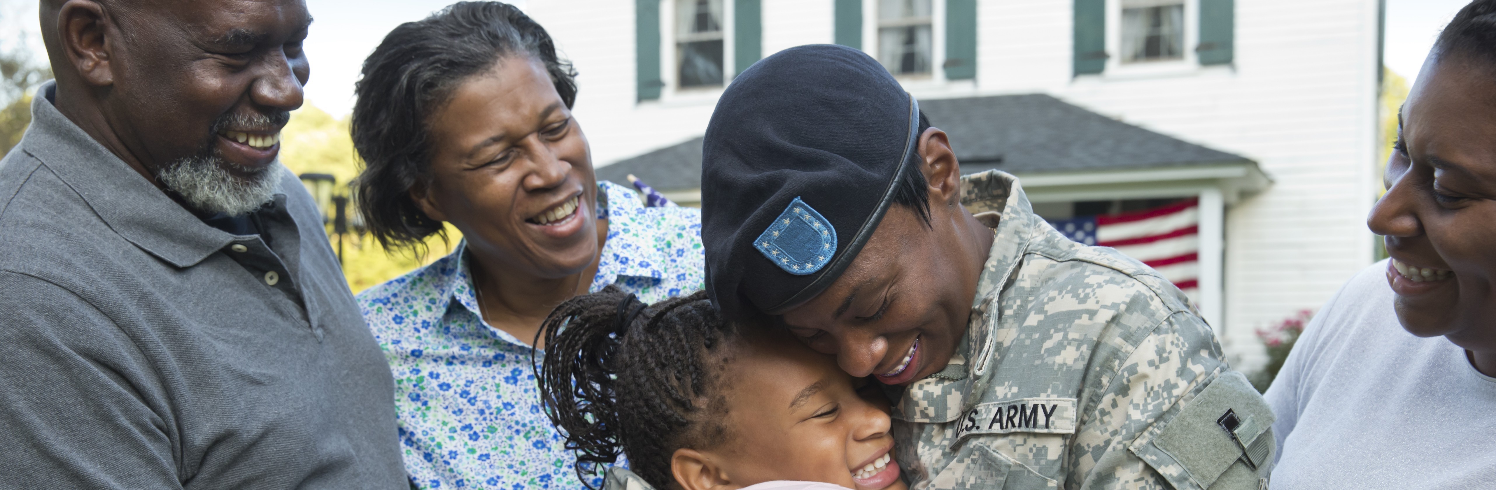 BHB4761_VeteransUS-youngmanhuggingchildphoto