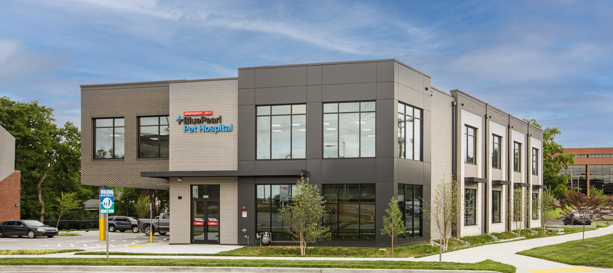 The front entrance of the BluePearl Nashville hospital.