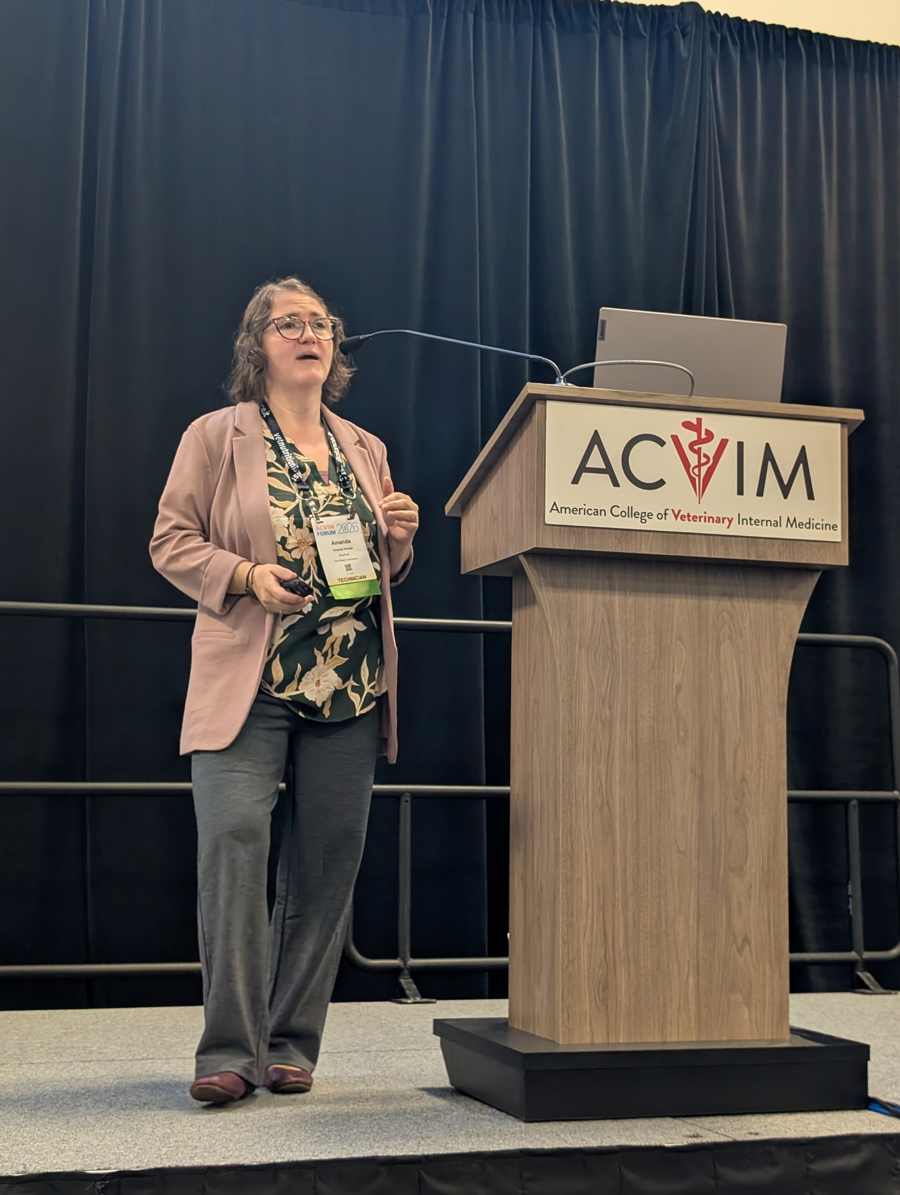 BluePearl Divisional Nursing Partner Amanda Kriesel speaks at the 2026 ACVIM Forum.