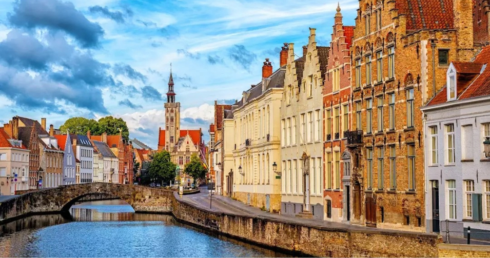 15985225-canals-of-bruge-belgium1