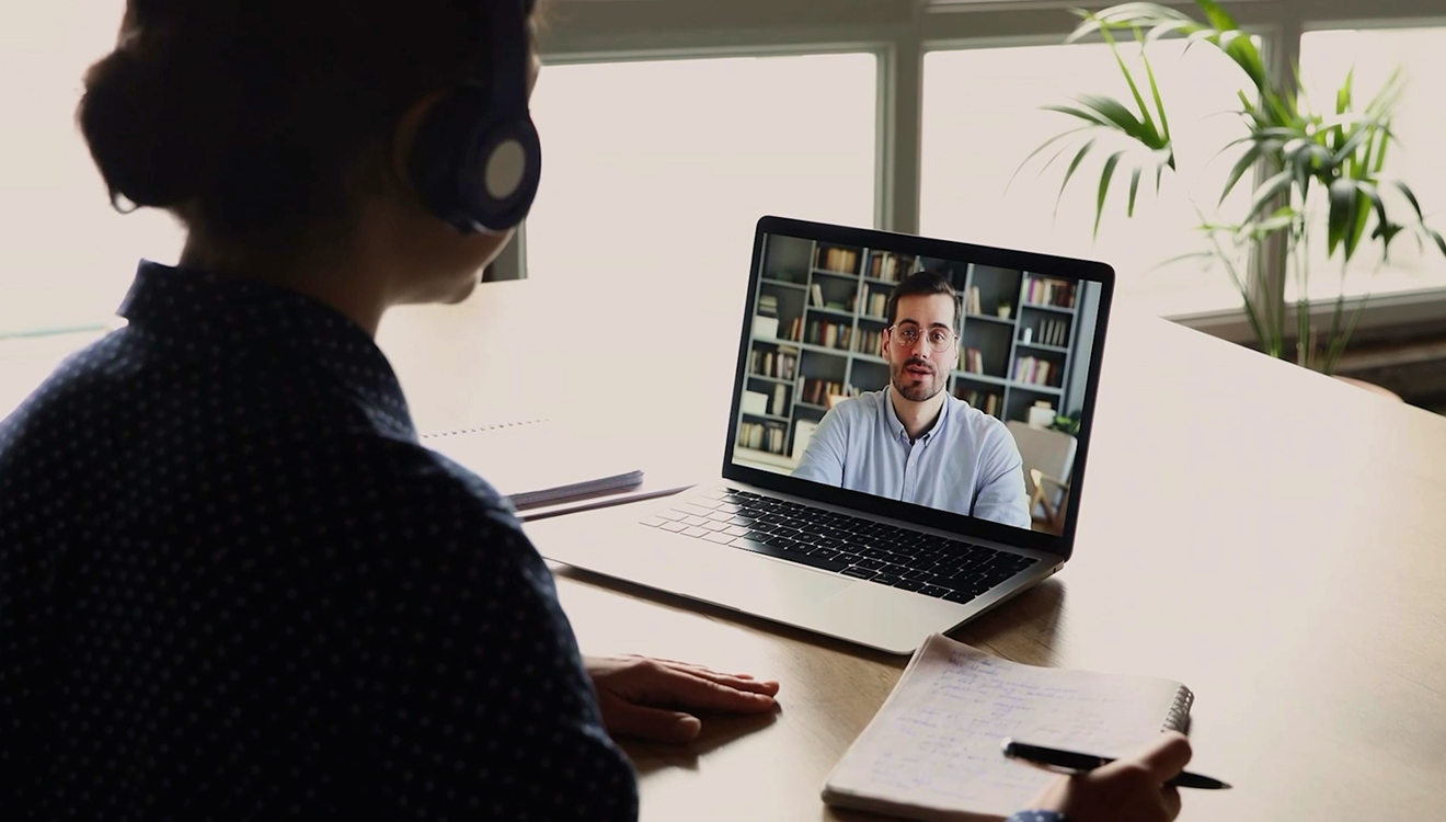 Woman speaking to a teammate through Cisco Webex