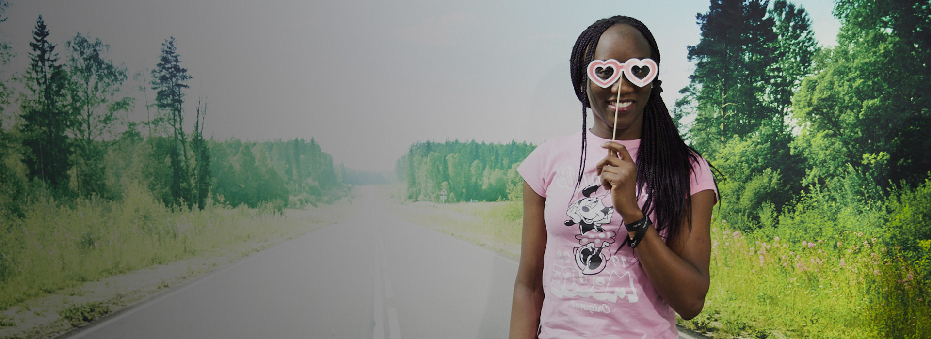 Lady pink tshirt road wall